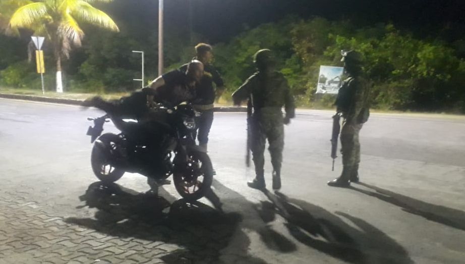 Detienen a dos hombres en posesión de sustancias prohibidas y narcóticos en Mahahual