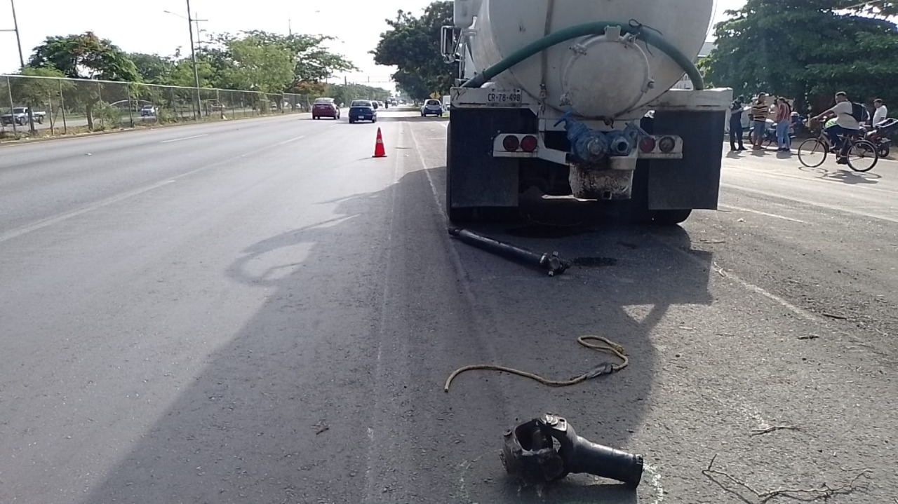 El accidente ocasionó el cierre parcial de un carril, lo que llamó la atención de los curiosos