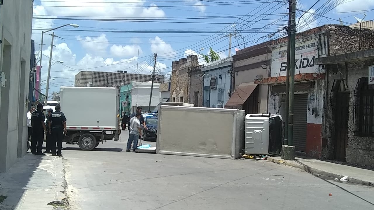 Motociclista provoca volcadura de una camioneta en el Centro de Mérida: EN VIVO