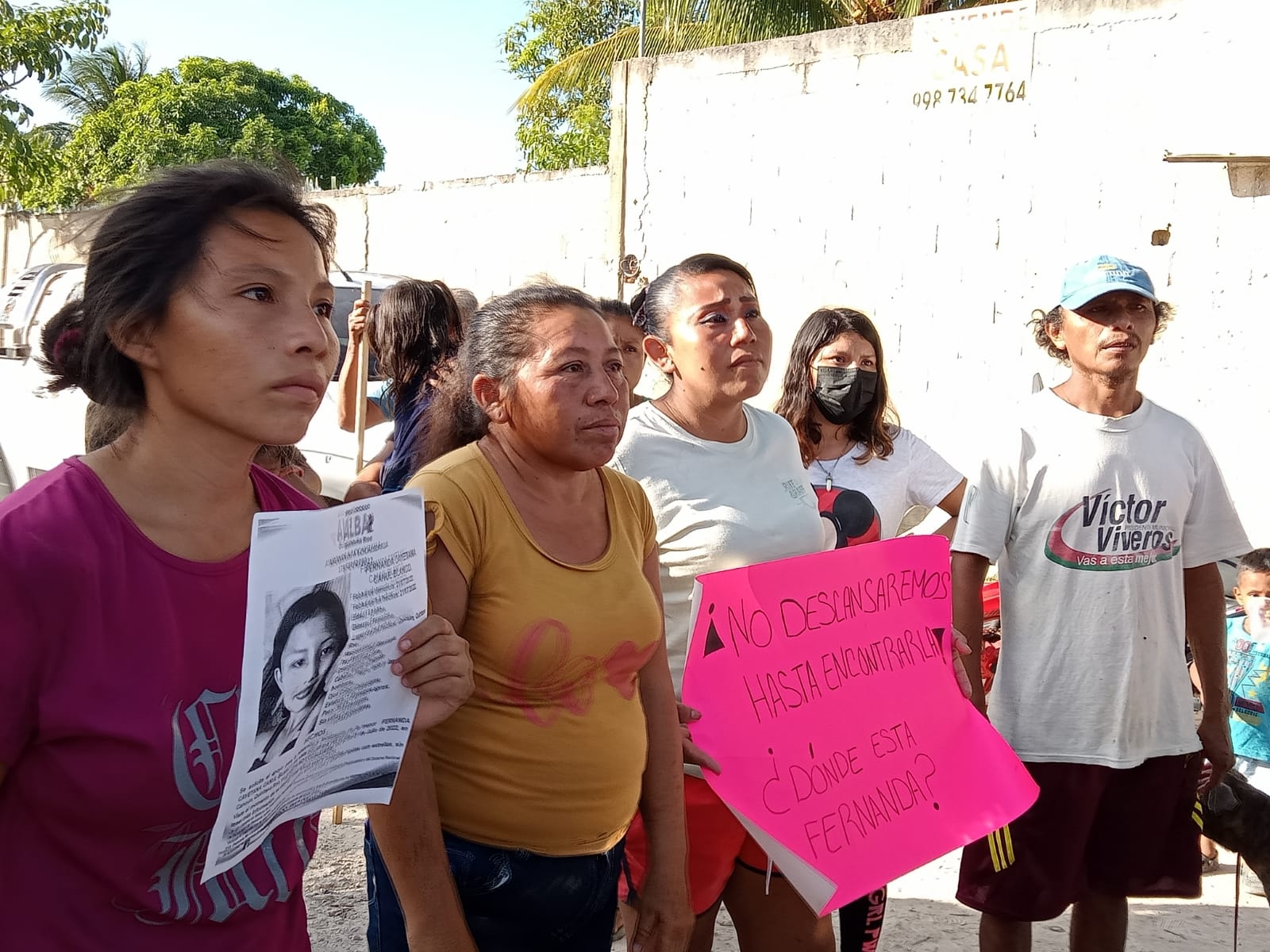 Con pancartas y la ficha de búsqueda de la joven desaparecida en la Zona Continental de Isla Mujeres, sus seres queridos exigieron justicia frente a la casa del taquero, que huyó del lugar