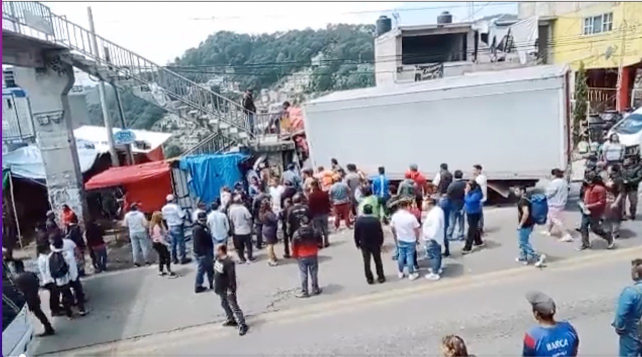 Tráiler se estampa contra tienda y deja cuatro muertos en Naucalpan