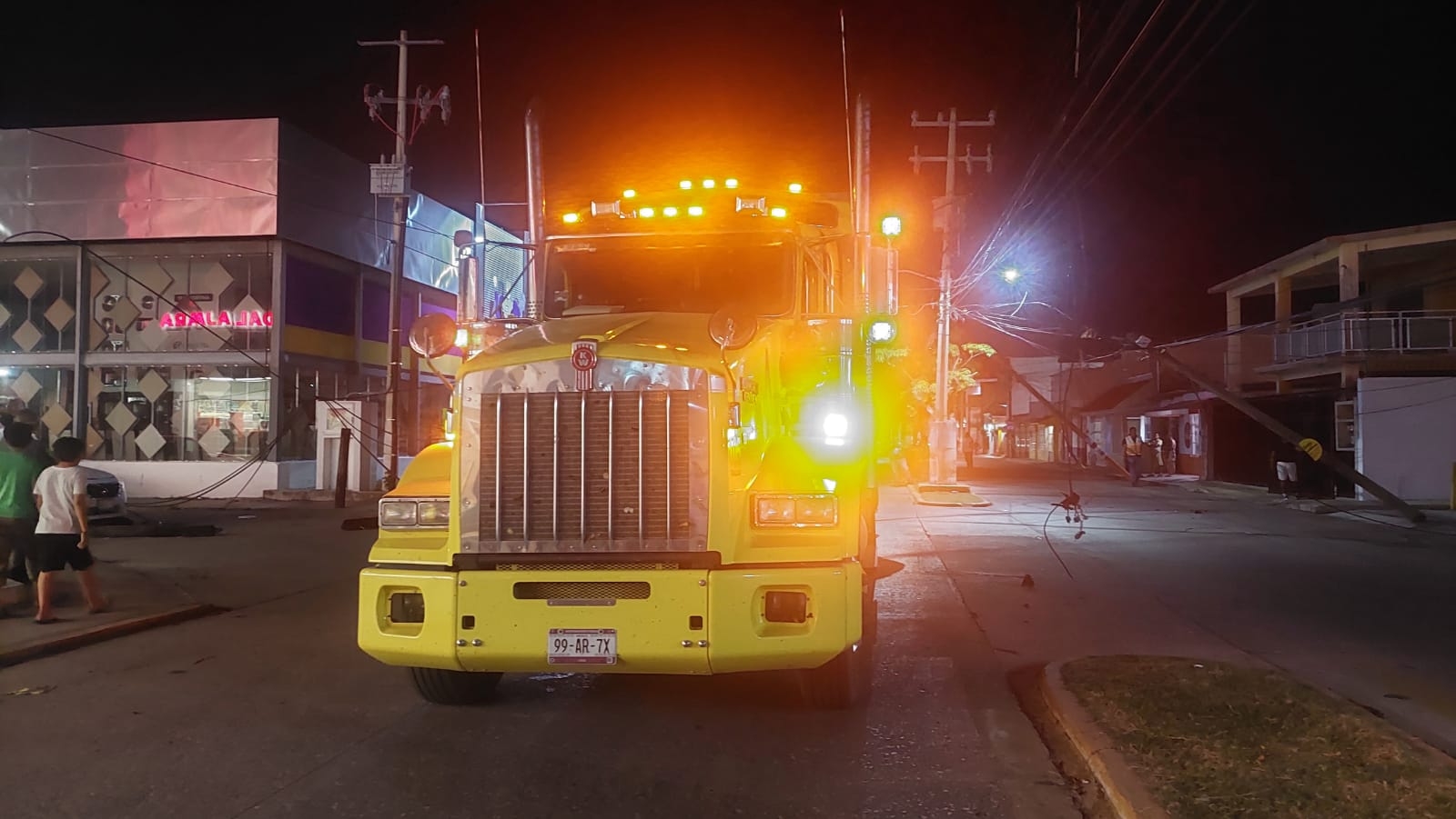 Tráiler tira cuatro postes de madera y daña autos en Ciudad del Carmen