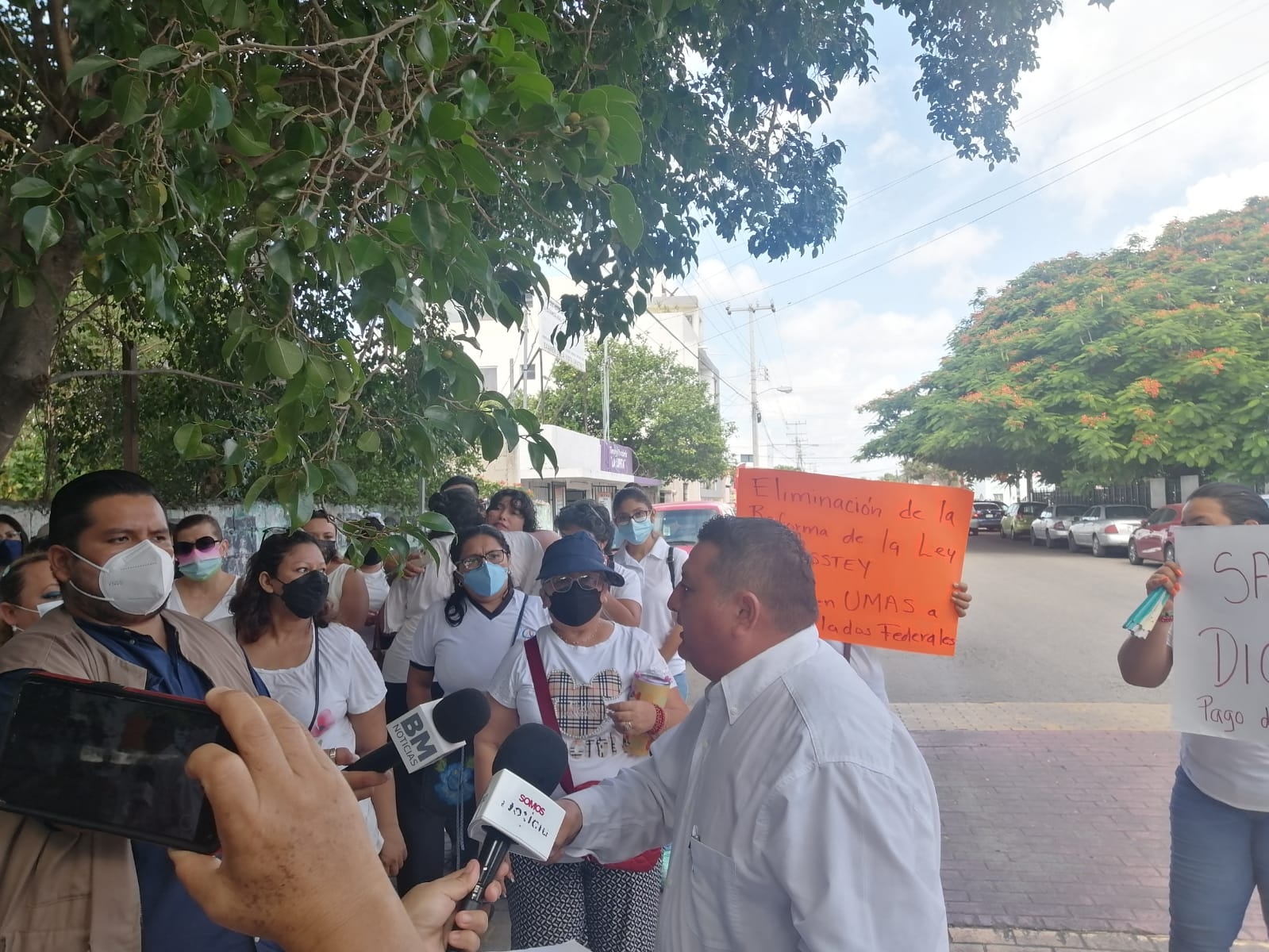 Maestros protestan para exigir un aumento en su salario frente a la Segey: EN VIVO