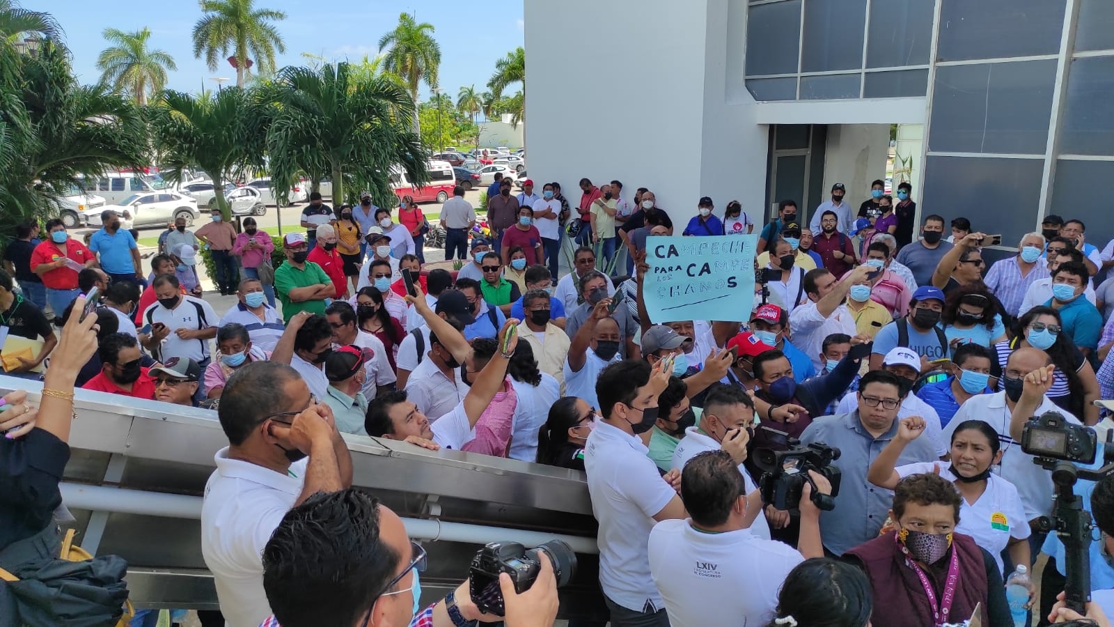 Entre empujones, gritos y consignas, inconformes acusaron a las autoridades de estar vendiendo las oportunidades de trabajo a trabajadores foráneos