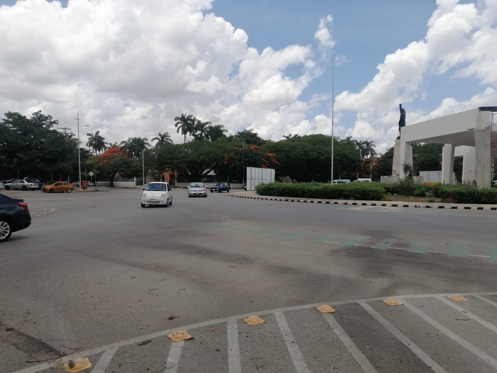 Maestros bloquean la avenida Itzáes en Mérida; piden aumento salarial del 70%: EN VIVO