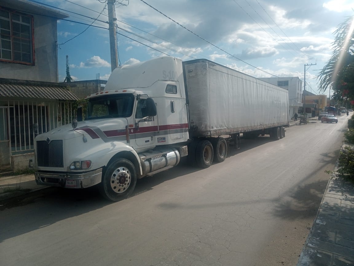 Aseguran a un tráiler cargado de madera sin permiso en Escárcega