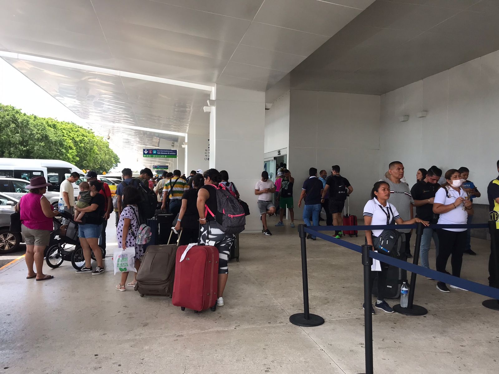 Algunos usuarios del Aeropuerto Internacional de Cancún y empleados turísticos no usan el cubrebocas