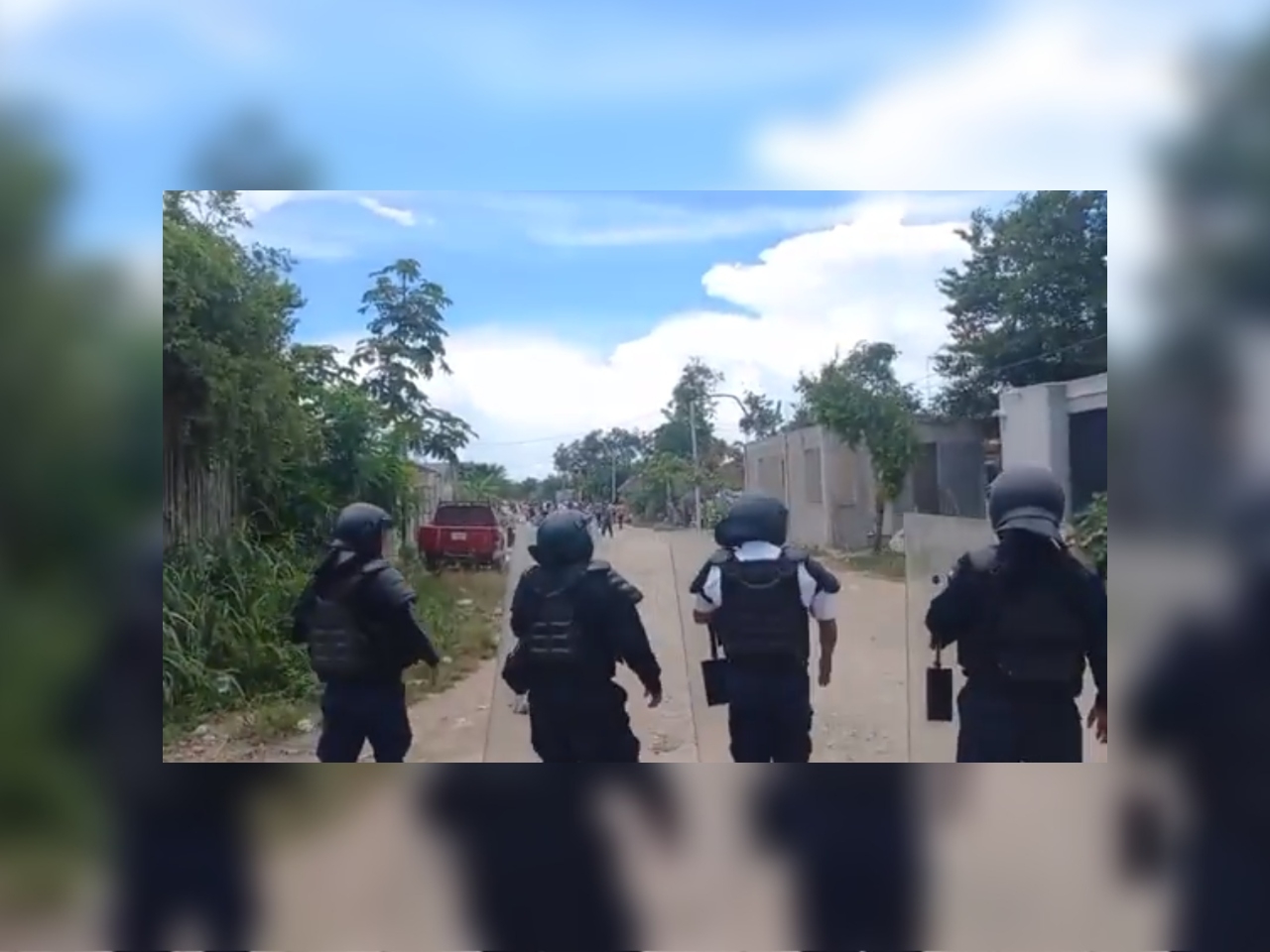 Policías y vecinos del asentamiento irregular 2 de Octubre en Tulum se enfrentaron durante un desalojo sorpresivo