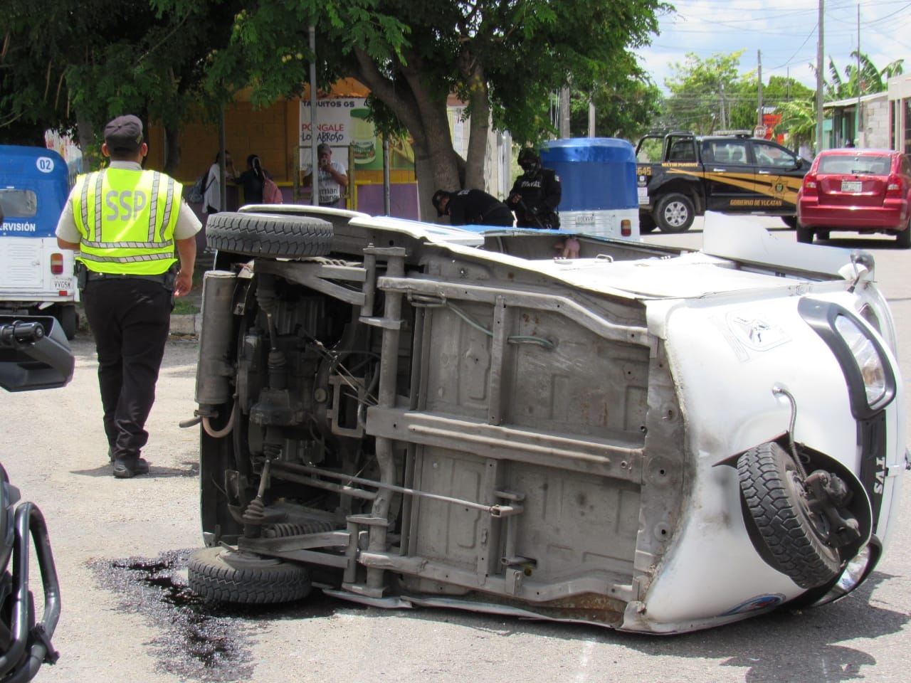 Mérida: Vuelca mototaxista tras ser impactado por un auto en el fraccionamiento Juan Pablo II