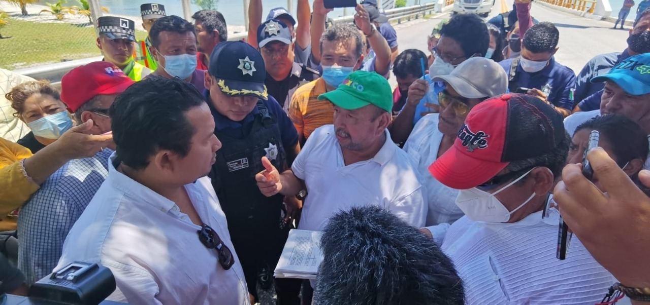 Choferes y concesionarios desbloquean Puente 'El Zacatal' en Ciudad del Carmen tras dos horas