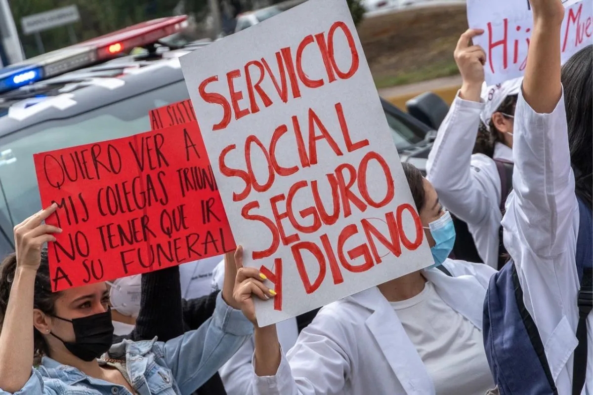 Médicos marchan en CDMX para exigir trabajo y servicio social dignos