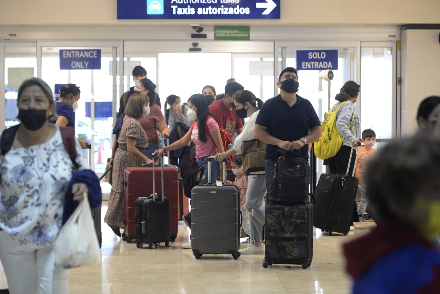 Aeropuerto de Mérida mantiene operación pese a efectos de la Onda Tropical número 7