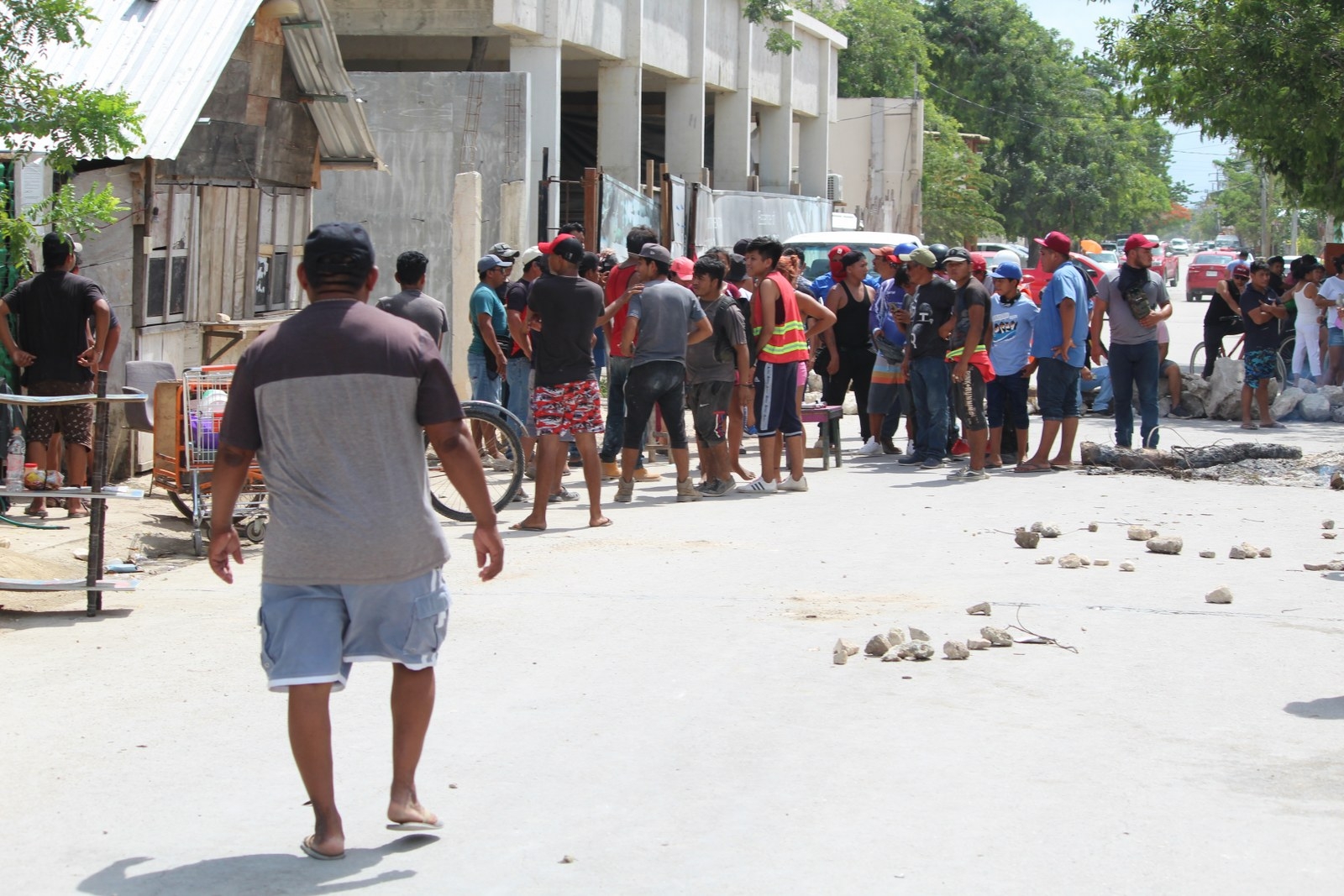 Los vecinos de la colonia 2 de Octubre evitaron que se llevara a cabo el desalojo en Tulum, no sin antes reclamar por las acciones arbitrarias de la Policía