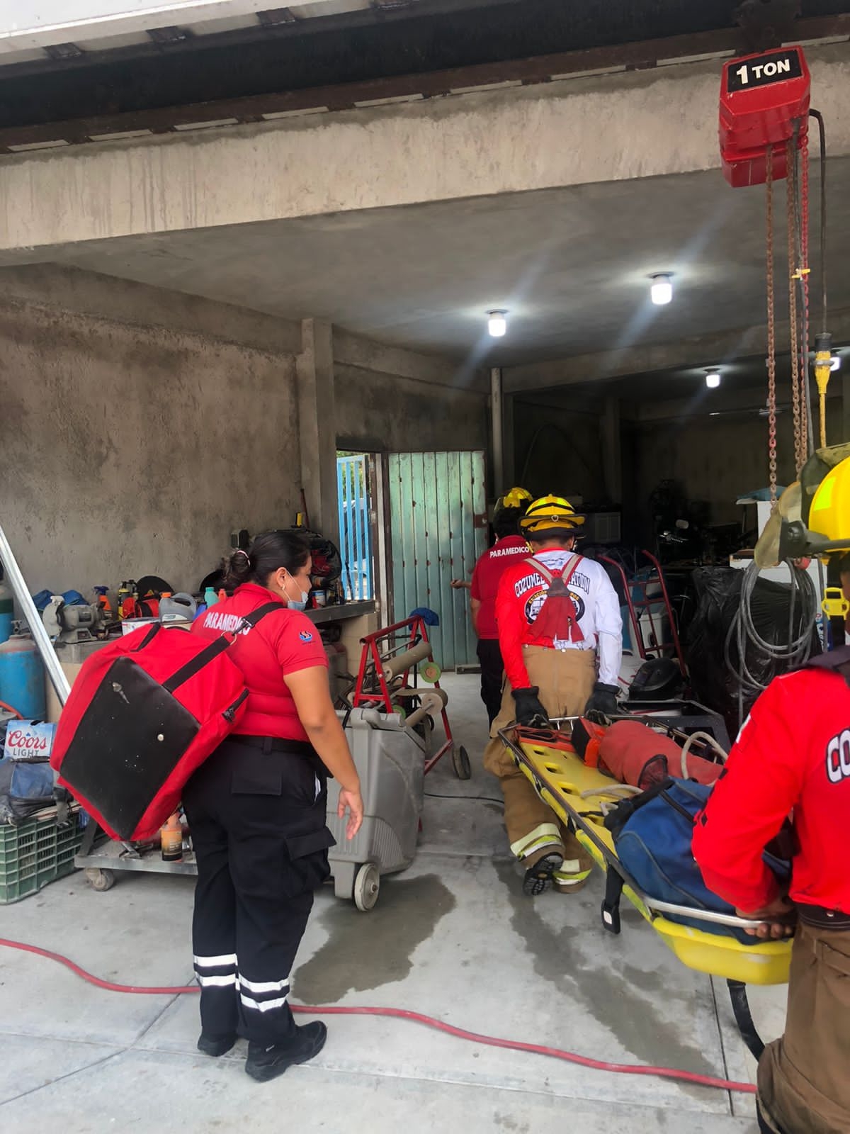 El hombre fue llevado al Hospital General de Cozumel para ser atendido por médicos tras tocar unos cables de alta tensión mientras pintaba