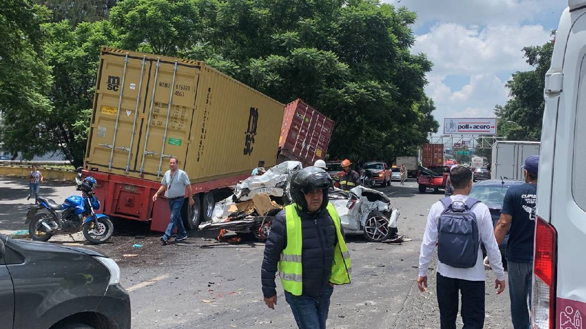 En el accidente se vieron involucrados un tráiler que chocó con al menos siete vehículos