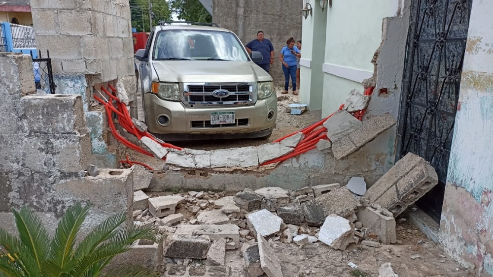 Conductor derriba muro de una casa tras intentar rebasar a un vehículo en Tizimín