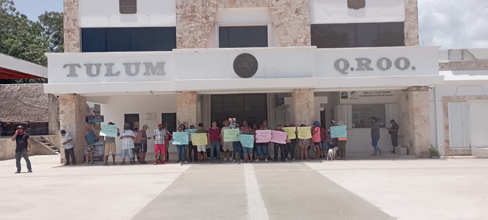 Marciano Dzul, Alcalde de Tulum, ignora a manifestantes de la colonia 2 de Octubre