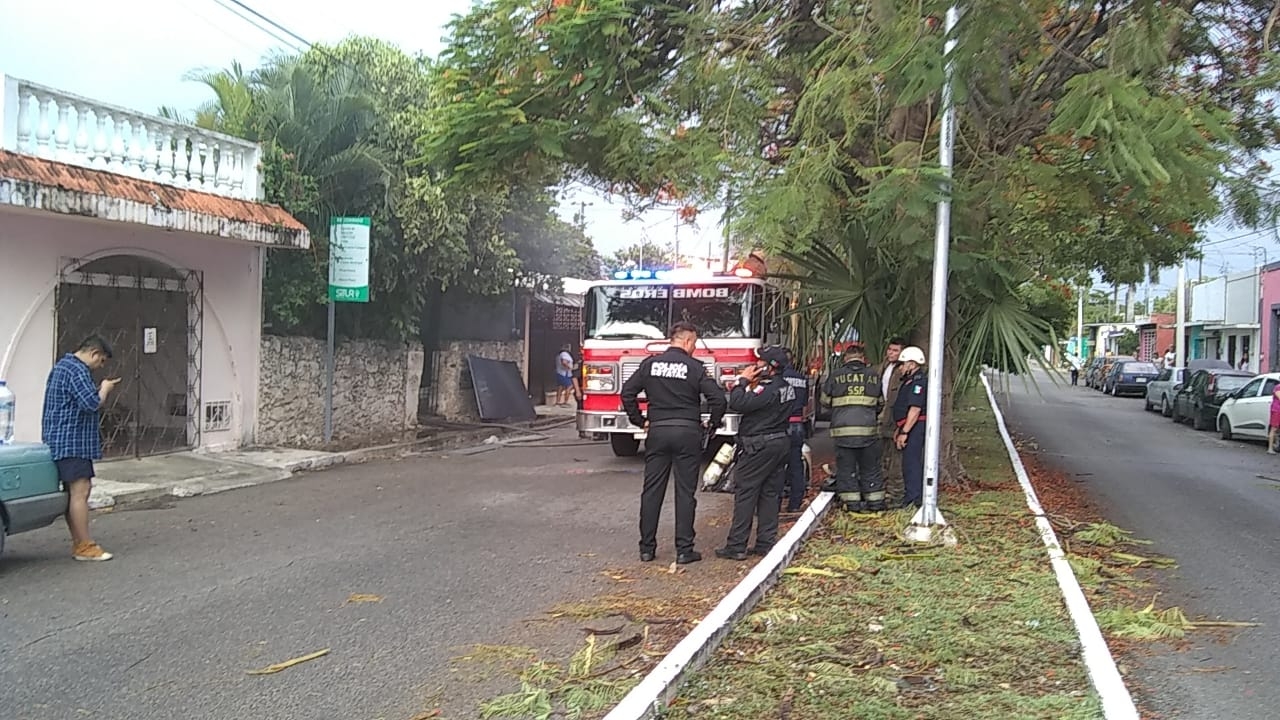 Incendio consume una casa en la colonia Dolores Otero en Merida: EN VIVO