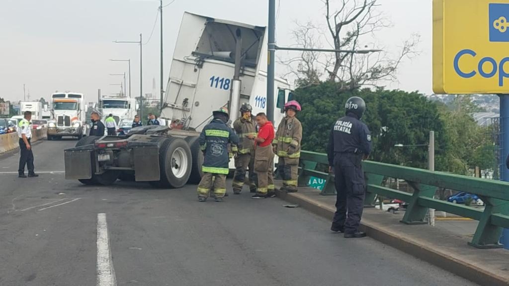 Camión choca y queda suspendido en puente de la avenida Gustavo Baz