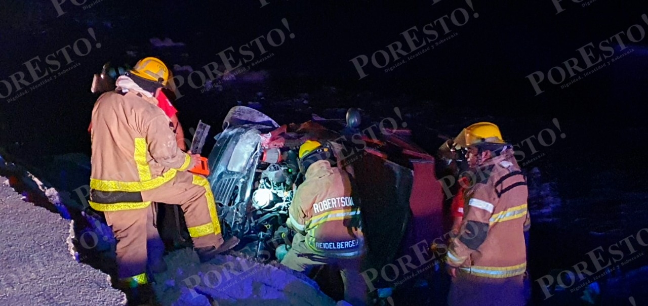 Bomberos y paramédicos operaron por varios minutos para poder sacar a los cuatro jóvenes