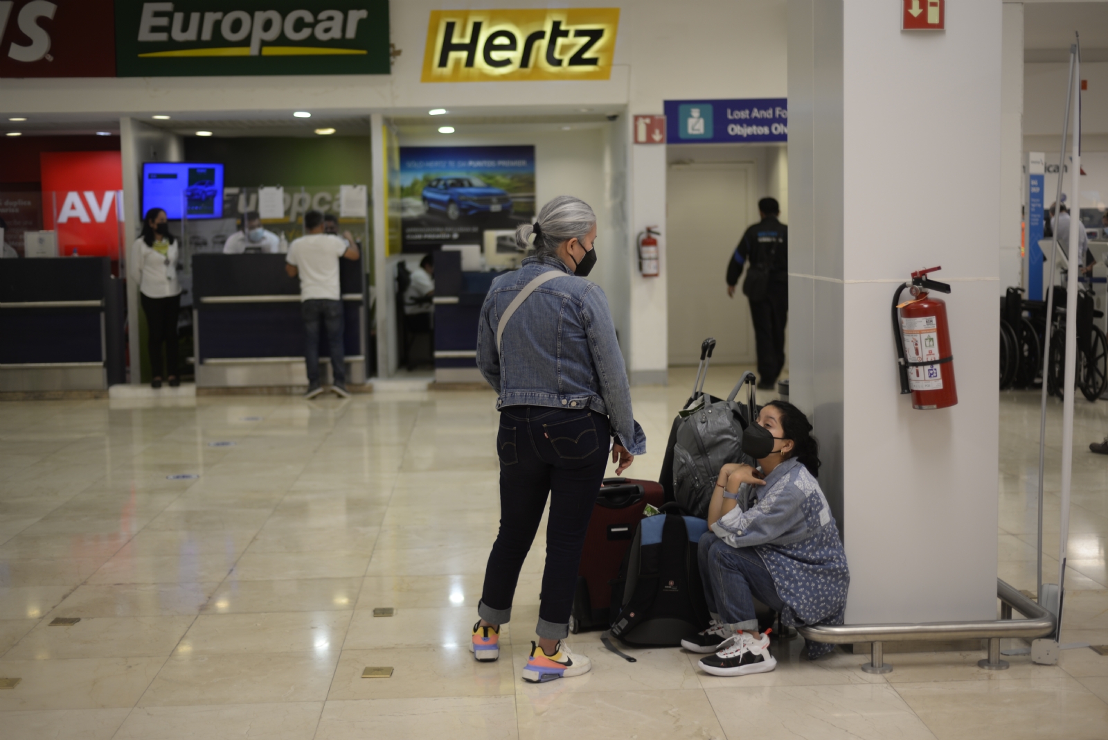 Usuario del aeropuerto de Mérida acusa a empresa Hertz por fraude en la renta de un auto