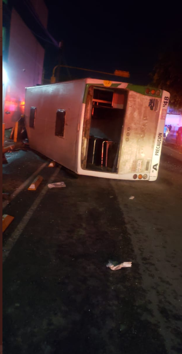 Accidente de transporte público en Puebla deja un muerto y nueve heridos