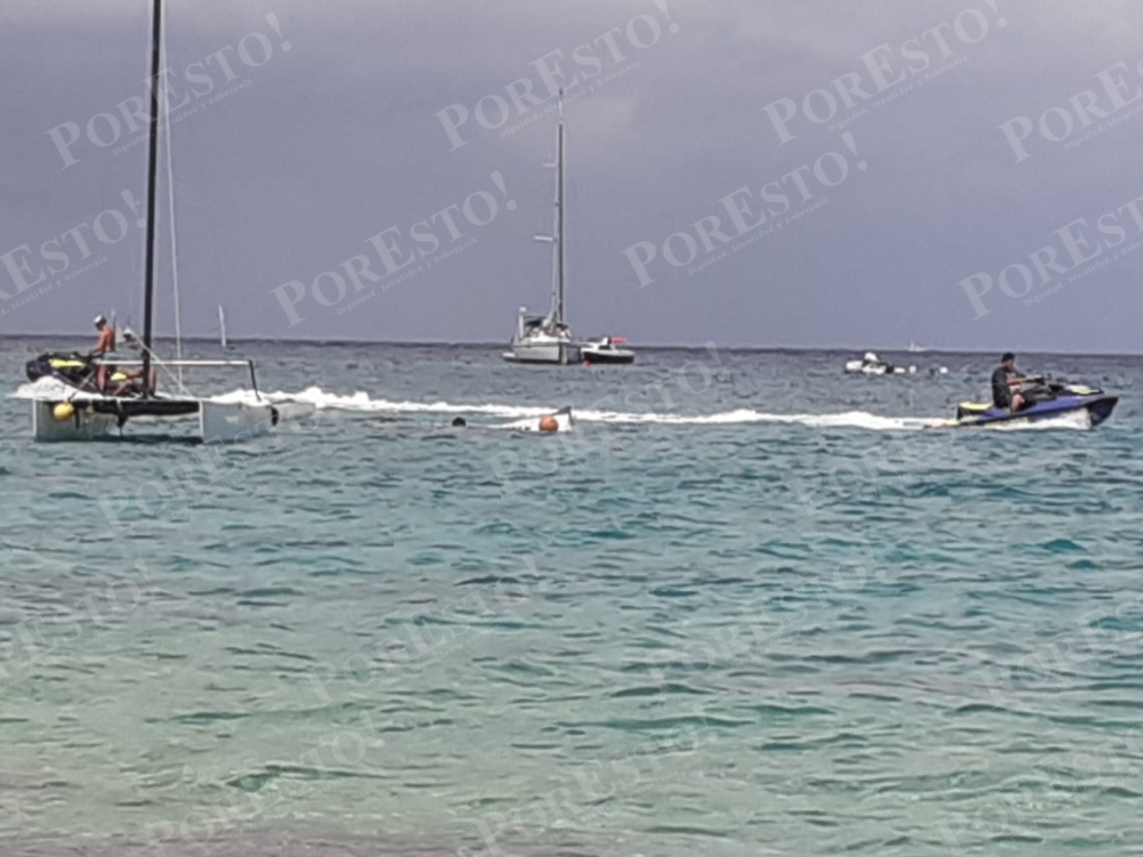 Diversas embarcaciones se encuentran ayudando en las labores de rescate luego de que una lancha se hundiera en Cozumel