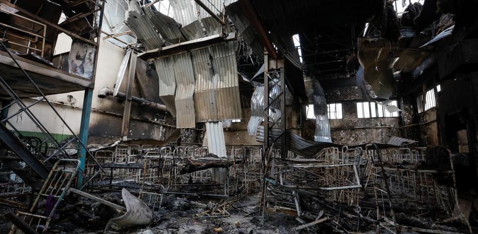 La cárcel de Olenvka, en Donetsk, quedó destrozada tras el ataque con misiles, donde Rusia y Ucrania lanzan acusaciones