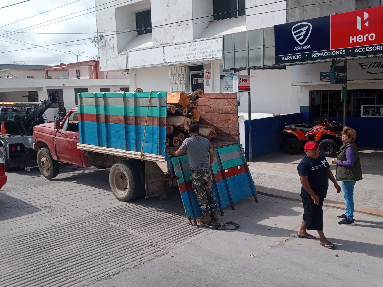 Sedena y Guardia Nacional decomisan cargamento de la mafia maderera en Campeche; hay tres detenidos