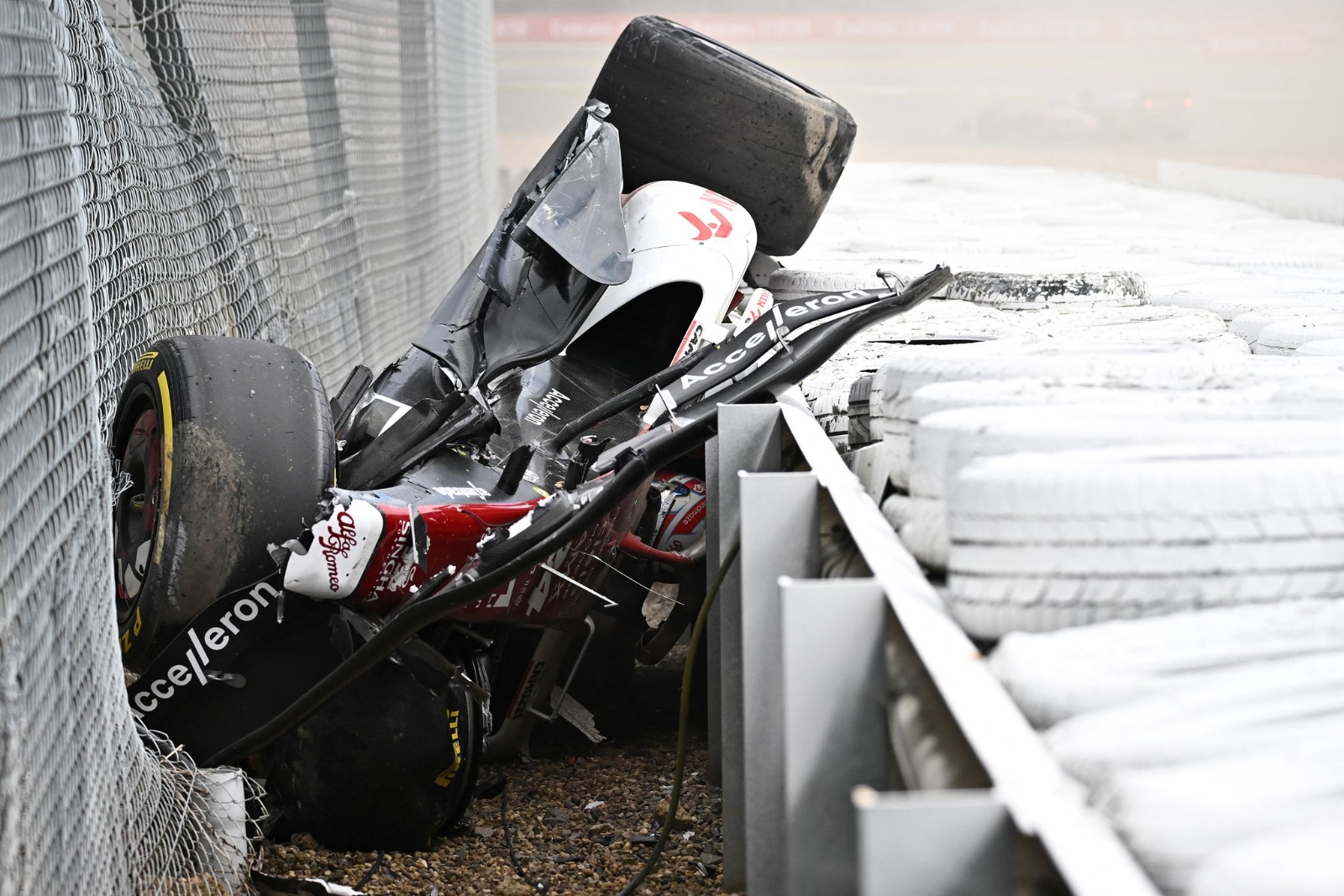 El carro de Zhou quedó desbaratado tras el accidente en la pista