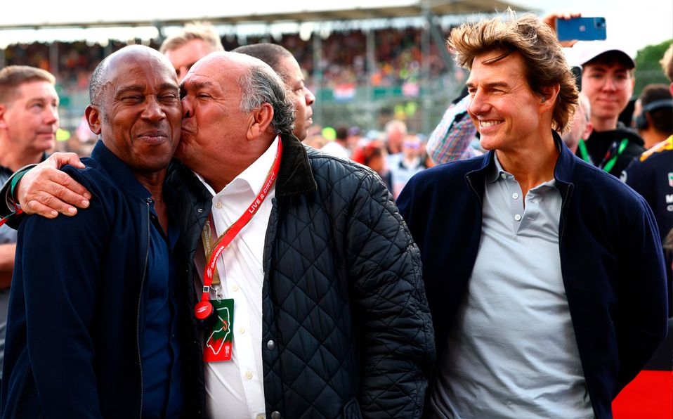 Tom Cruise festeja con el papá de Checo Pérez segundo lugar en el GP de Gran Bretaña