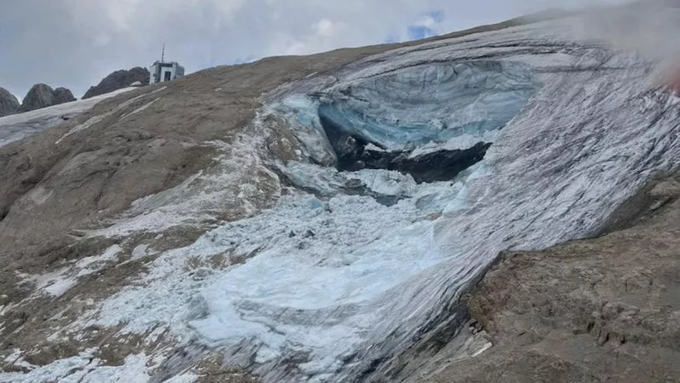 Las altas temperaturas provocaron el desprendimiento del hielo que aplastó a varios montañistas. Foto: Twitter