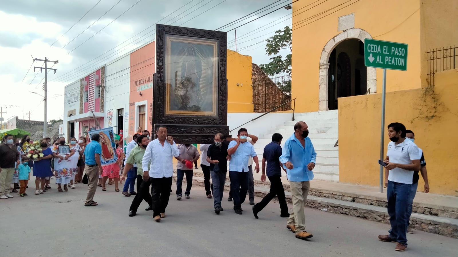 En peregrinación la Virgen de Guadalupe fue llevada a la cancah parroquial en donde rezaron. Foto: Carlos Chan Toloza