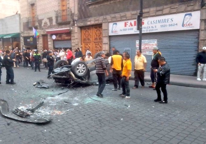 Camioneta cae de estacionamiento en calle 5 de Mayo del Centro Histórico de la CDMX