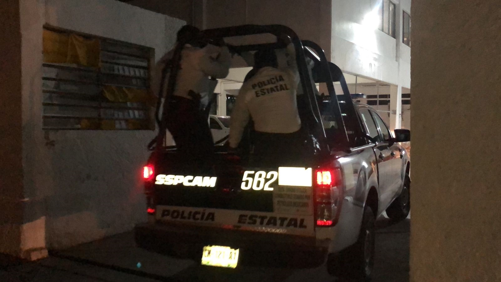 Supuesto abogado amenaza con demandar a policías tras robar un six de cervezas en Campeche