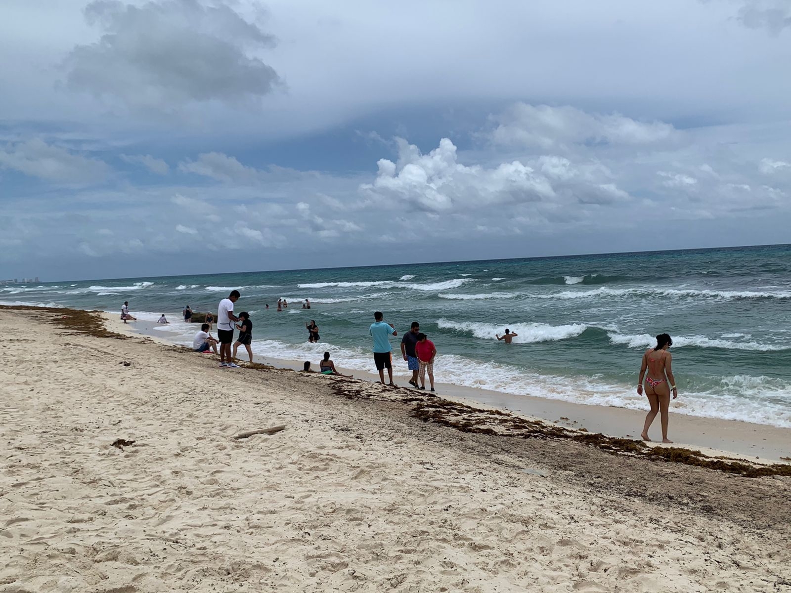 Mal clima 'ahuyenta' a turistas de Playa Delfines en Cancún: VIDEO