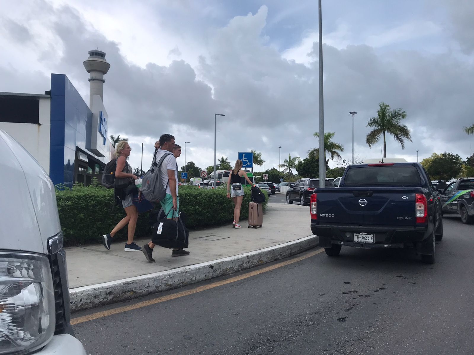 Turistas caminan para no perder sus vuelos en Cancún por tráfico vehicular: EN VIVO