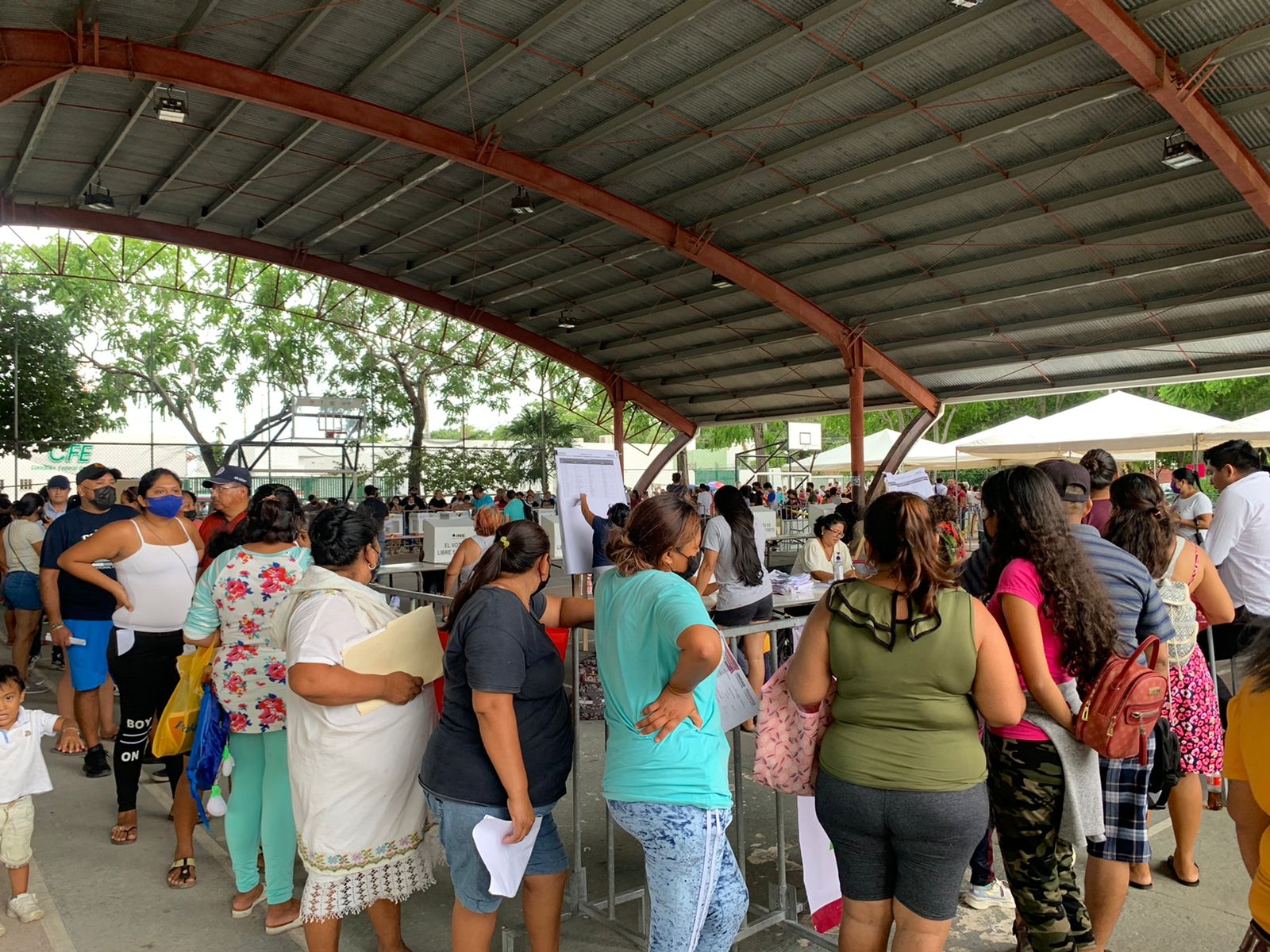 Van más de mil morenistas que acudieron a votar en la Región 96 de Cancún: EN VIVO