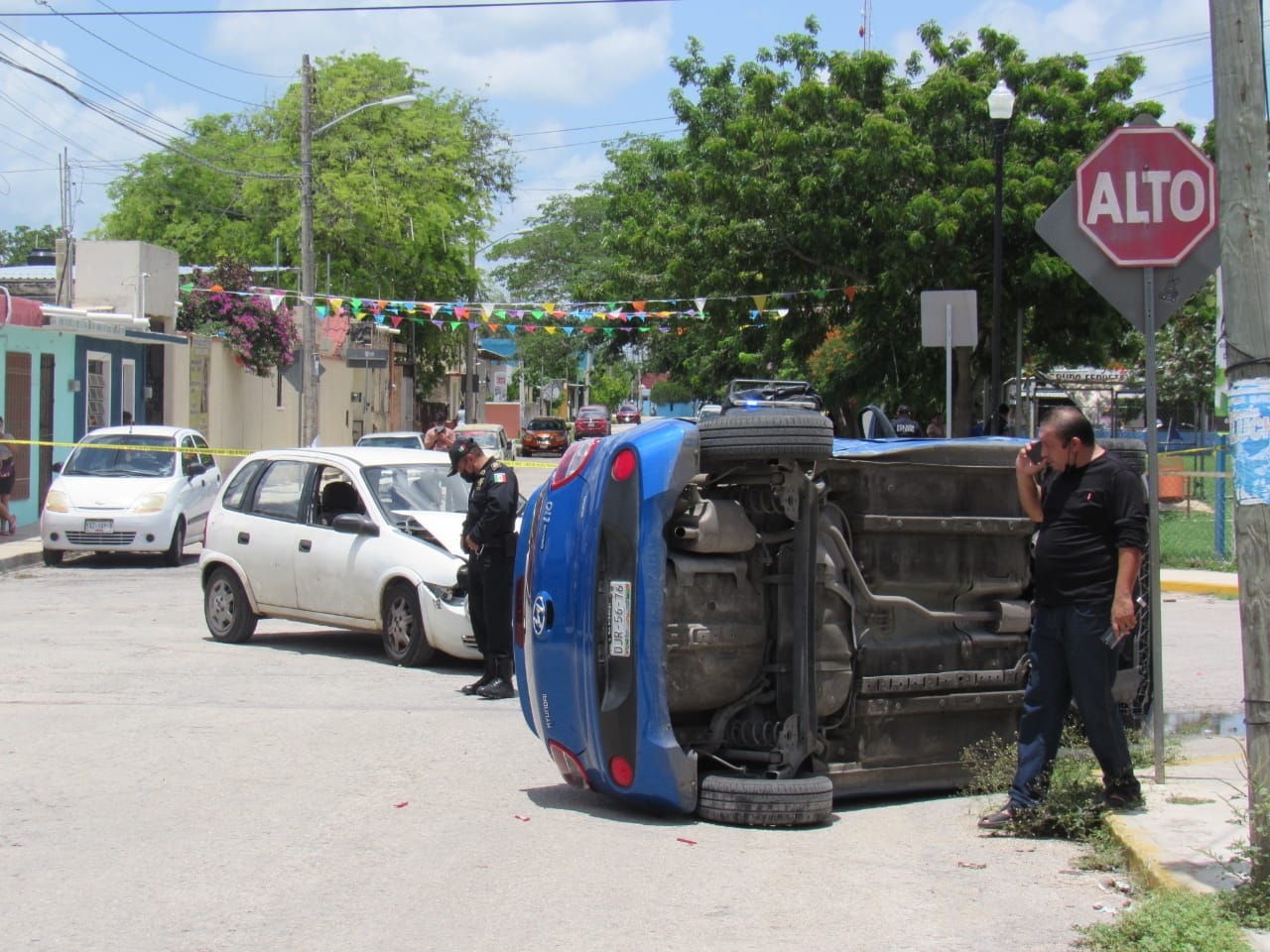 Vuelca automóvil en la colonia Melitón Salazar en Mérida