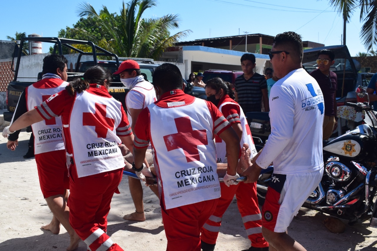 Elementos de emergencia auxiliaron al hombre que estuvo a puunto de ahogarse. Foto: Jesús López