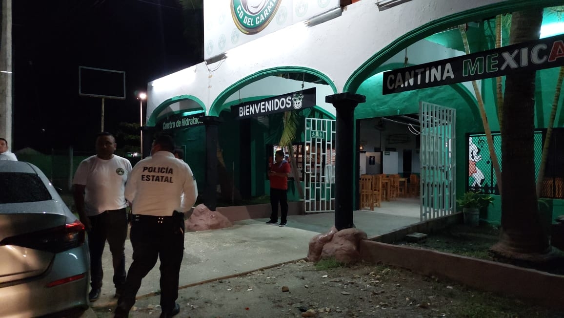 Policía municipal de Ciudad del Carmen balea a su compañero de parranda en un bar