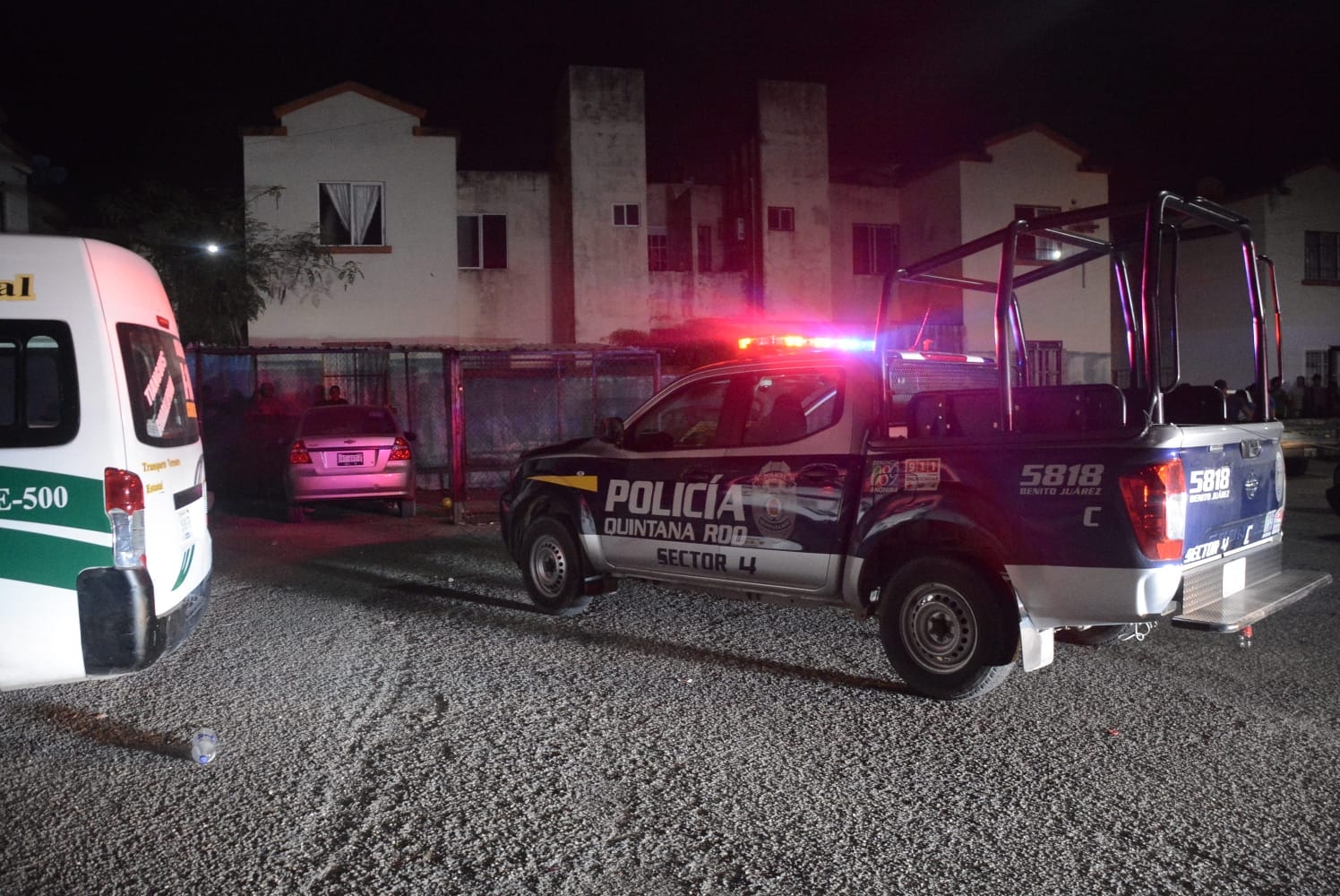 Los primeros en acudir al auxilio fueron elementos de la Policía Quintana Roo, quienes realizaron un recorrido por la zona, en busca de los presuntos agresores