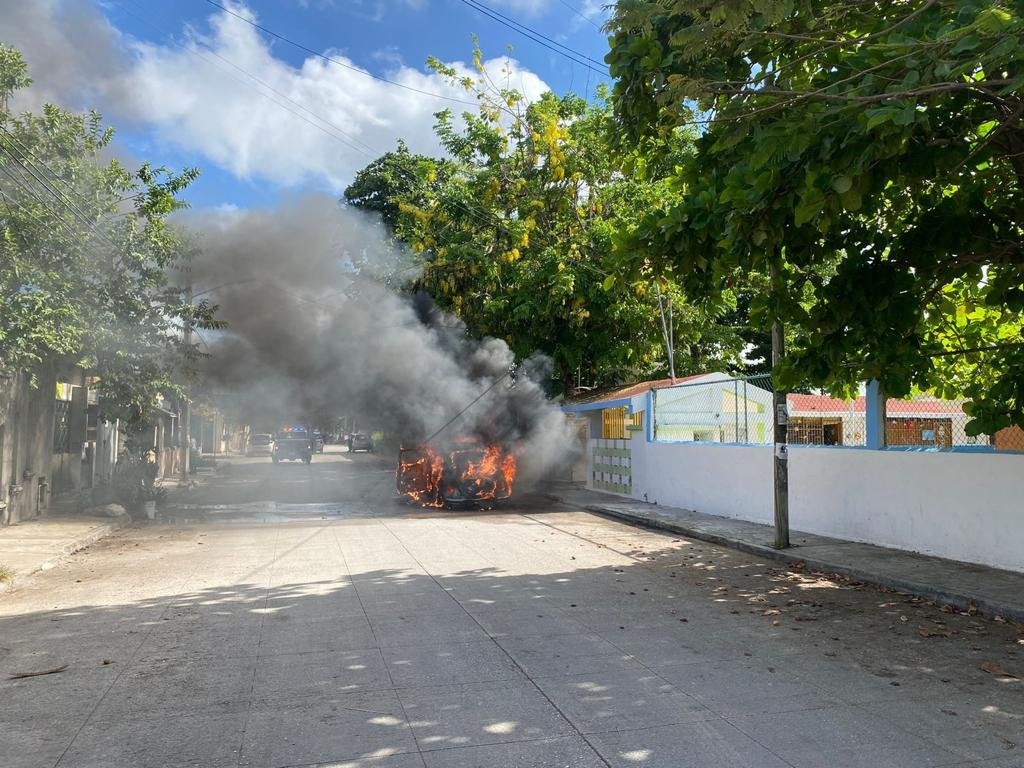 'Vochito' se incendia frente a una escuela en la Región 96 de Cancún