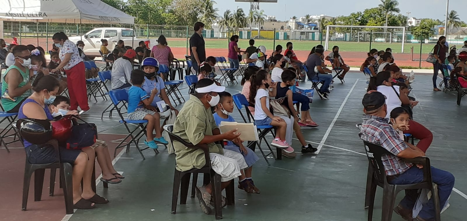 Padres de familia acudieron al módulo del Domo Bicentenario en Cozumel para vacunar contra el COVID-19 a sus menores de cinco años