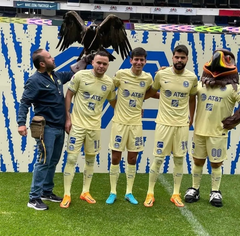 América presenta a sus refuerzos frente a su afición en el Estadio Azteca