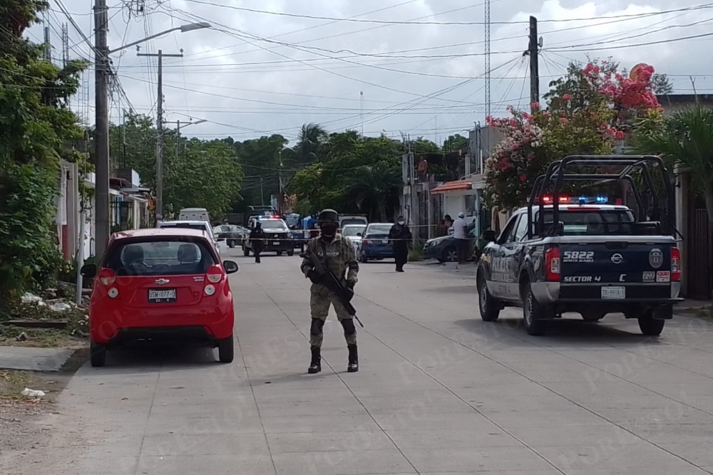 El sitio de la ejecución de un hombre en la Región 102 de Cancún fue acordonado por policías y se mantiene vigilado por agentes de la Guardia Nacional