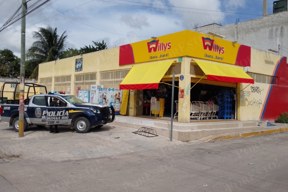 Cancún: Colombianos asaltan a empleados de Super Willy's en la Región 103