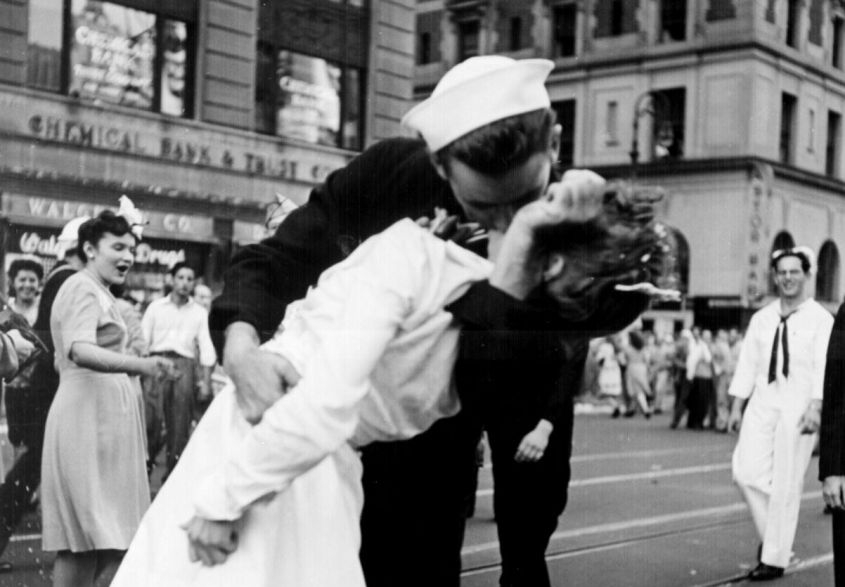 Uno de los besos icónicos de la historia tras haber finalizado la guerra en EU. Foto:Especial