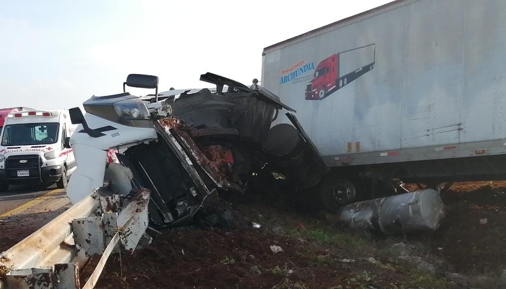 Vuelca tráiler en la Carretera Federal a la altura del parador turístico de Becal, Campeche