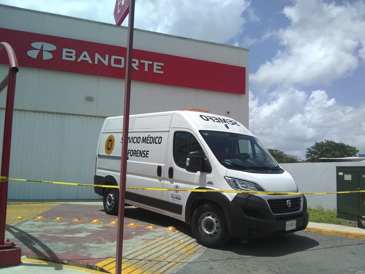 Muere abuelito dentro de un banco en la avenida Itzáes de Mérida